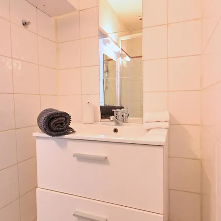 T2 Cosy Avec Clim Cour Charme & Fraicheur A *