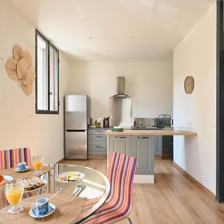 T2 Cosy Avec Clim Cour Charme & Fraicheur A Nîmes